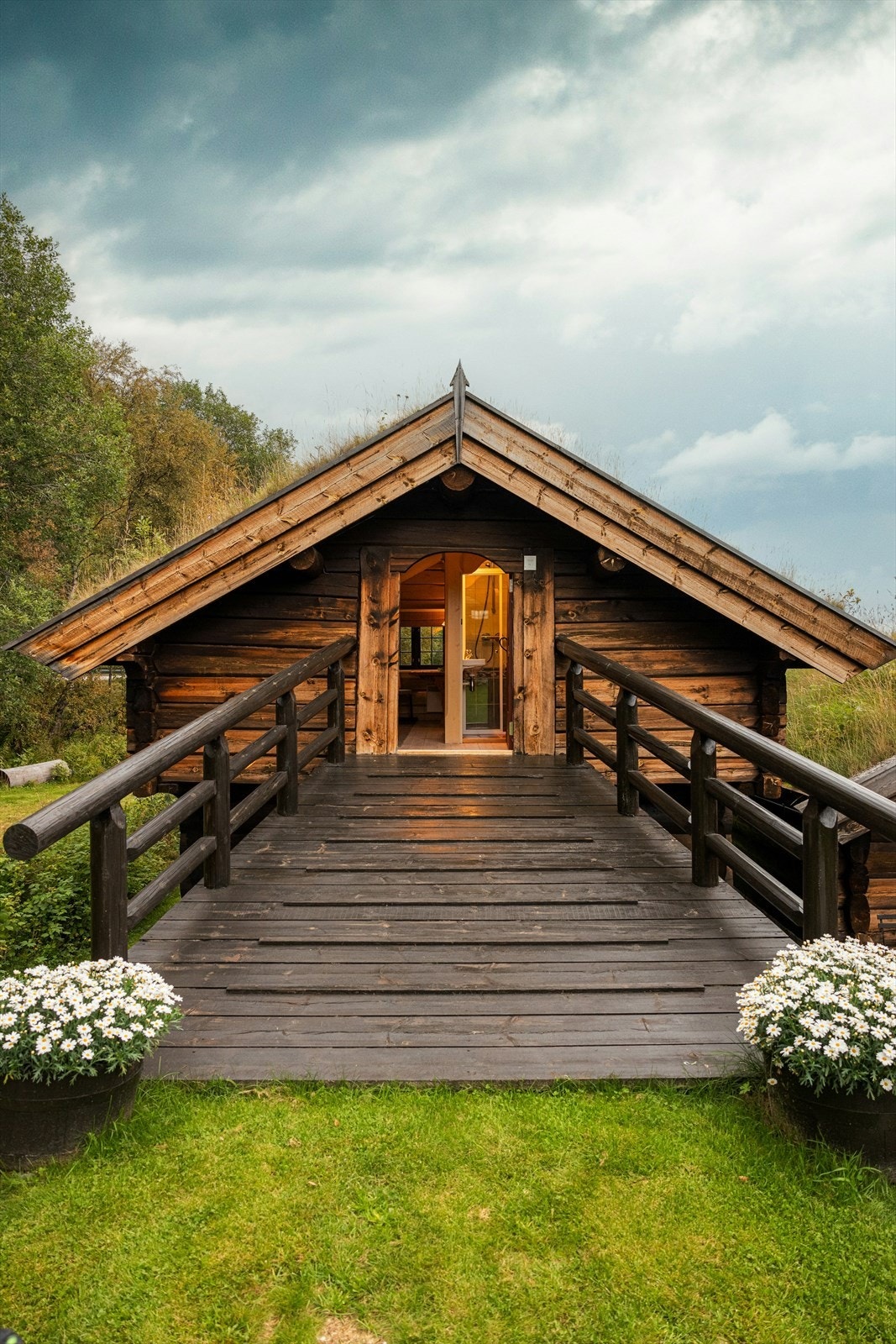 Stallen er oppført i laftet tømmer og inneholder to separate boenheter, begge med snekkerbygde møbler, minikjøkken og bad. Galleribilde