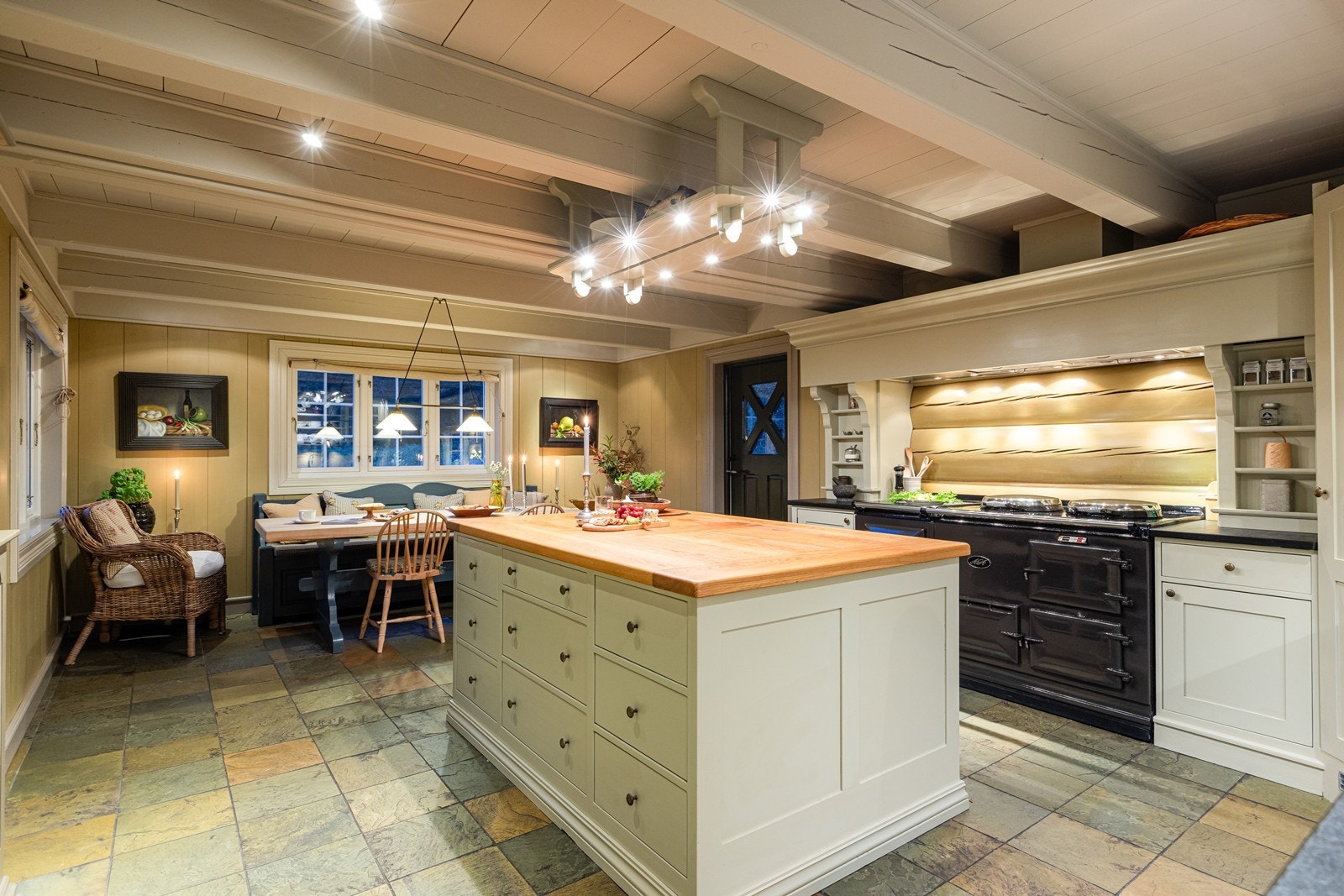 Med skreddersydd interiør, solide treverk og toppmoderne hvitevarer (blant annet AGA komfyr), tilbyr kjøkkenet den perfekte balansen mellom gammeldags sjarm og moderne komfort. Galleribilde