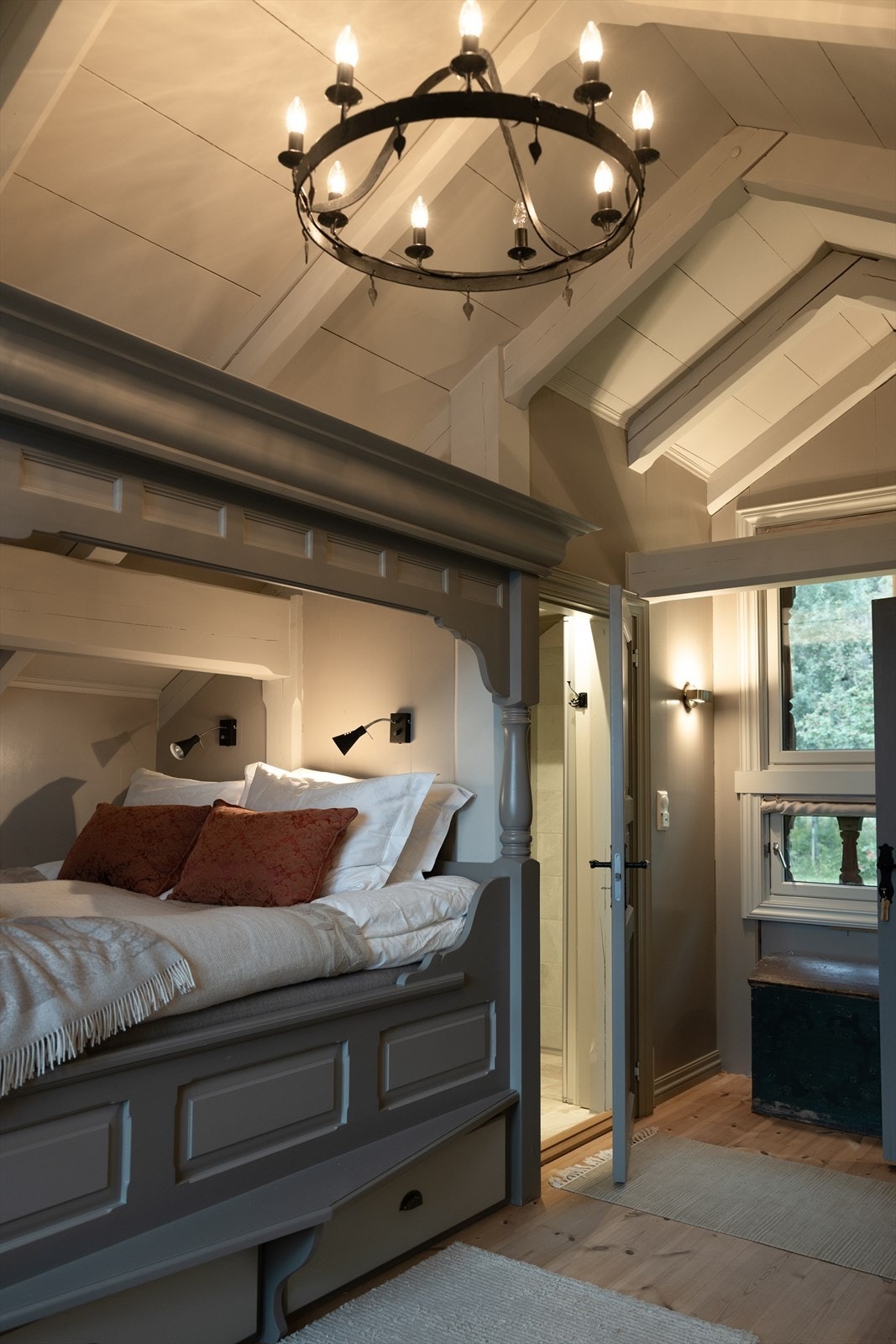 Brureloftet, som er bygget som et stabbur, ?fungerer hovedsakelig som en bryllupssuite og er innredet med håndlagde møbler ?og harmoniske tekstiler. Galleribilde