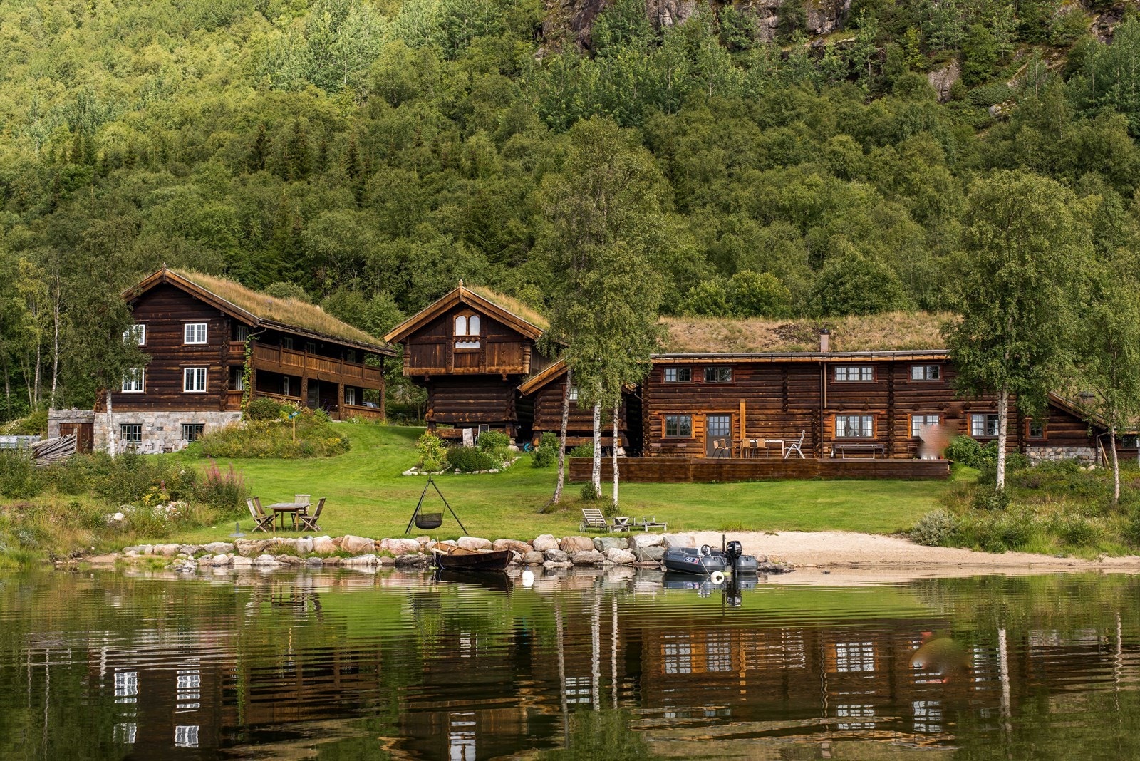 Alle bygningene på Tuftin Fjellgard reflekterer det beste av norsk håndverkstradisjon kombinert med moderne komfort og fasiliteter. Galleribilde