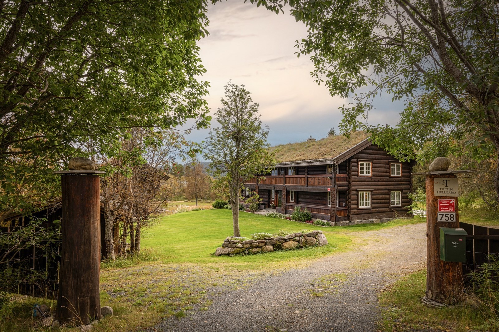 Dette er en fjellgård som tilbyr en luksuriøs og allsidig livsstil, perfekt for både privatliv og større arrangementer. Galleribilde