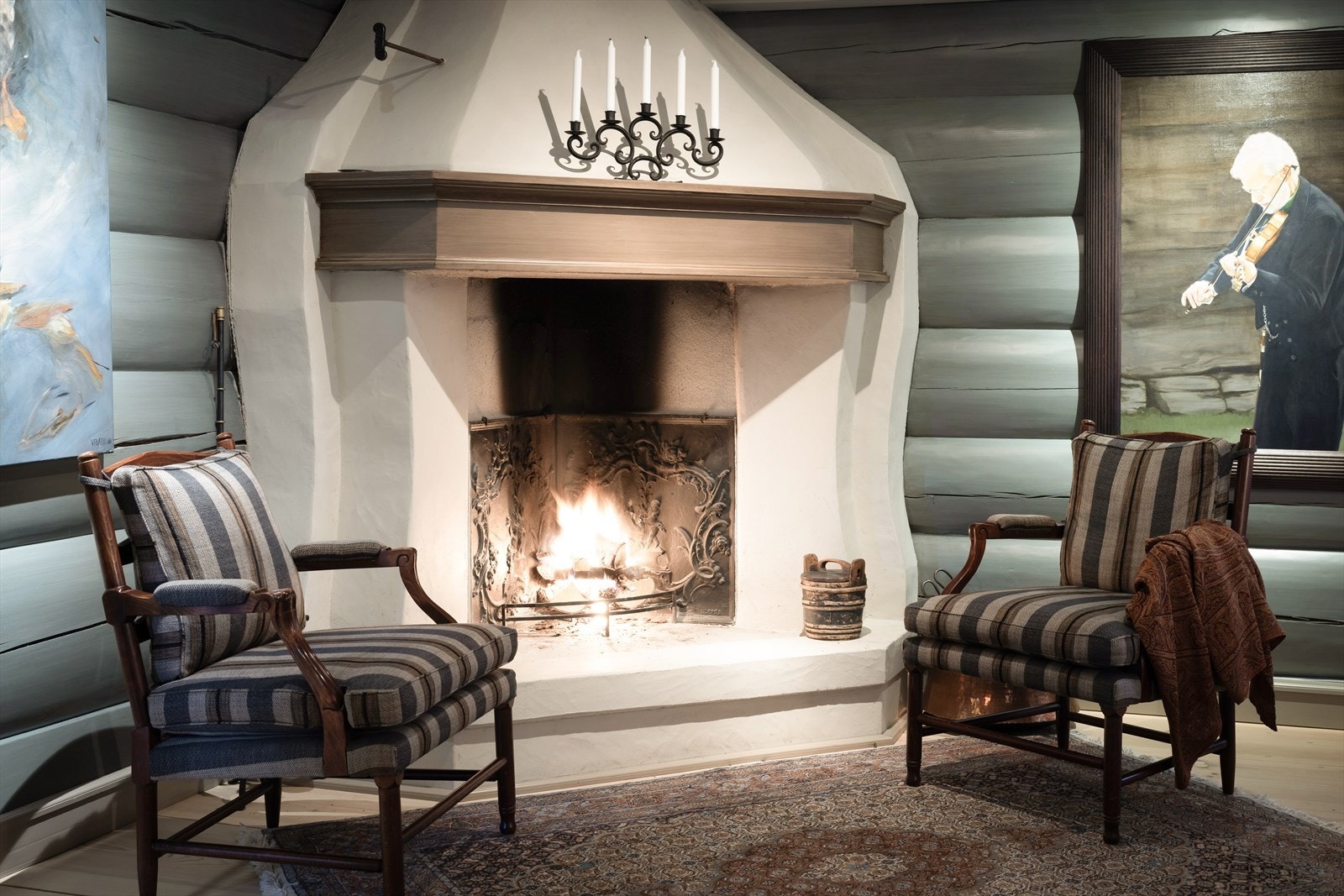 Hjemmekoselig peis gir varme og atmosfære - den perfekte plassen for rolige kvelder. Galleribilde