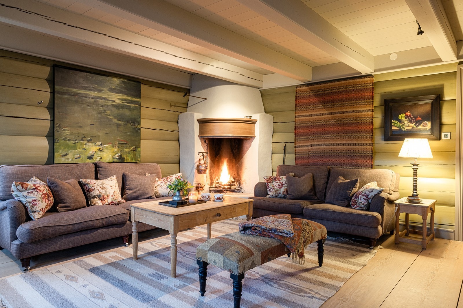 Dagligstuen er romslig og lys, med hjørnepeis som gir ekstra varme og lun atmosfære på kalde dager. Galleribilde