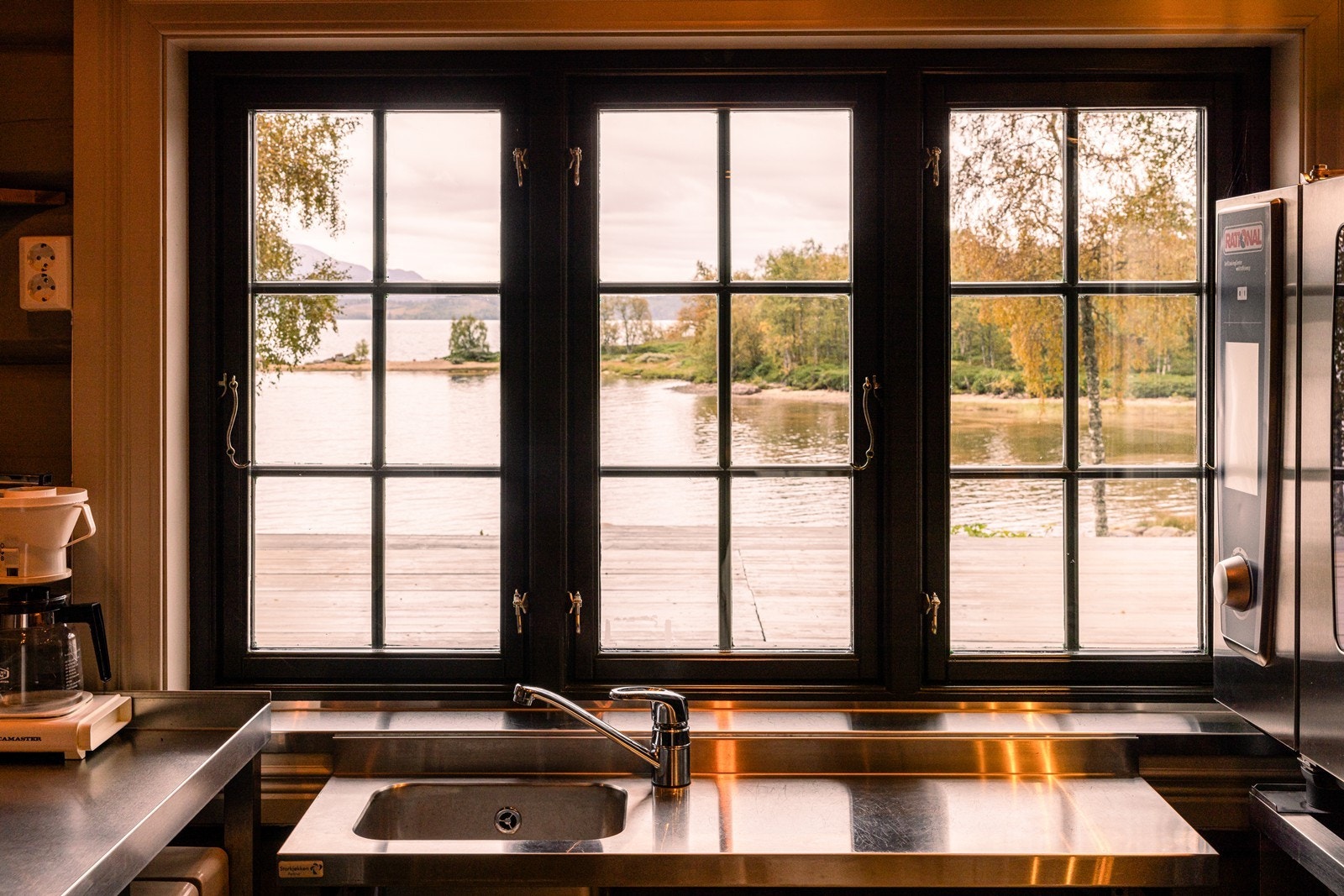 Kjøkkenet er ideelt for catering eller tilberedning av måltider til større grupper, enten det er til bryllup, jubileer eller andre arrangementer. Galleribilde