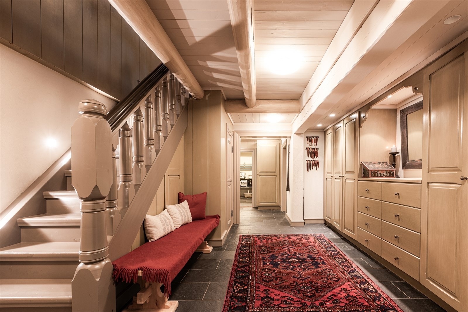 Romslig garderobe med gjestetoalett i underetasjen i Våningshuset. Galleribilde