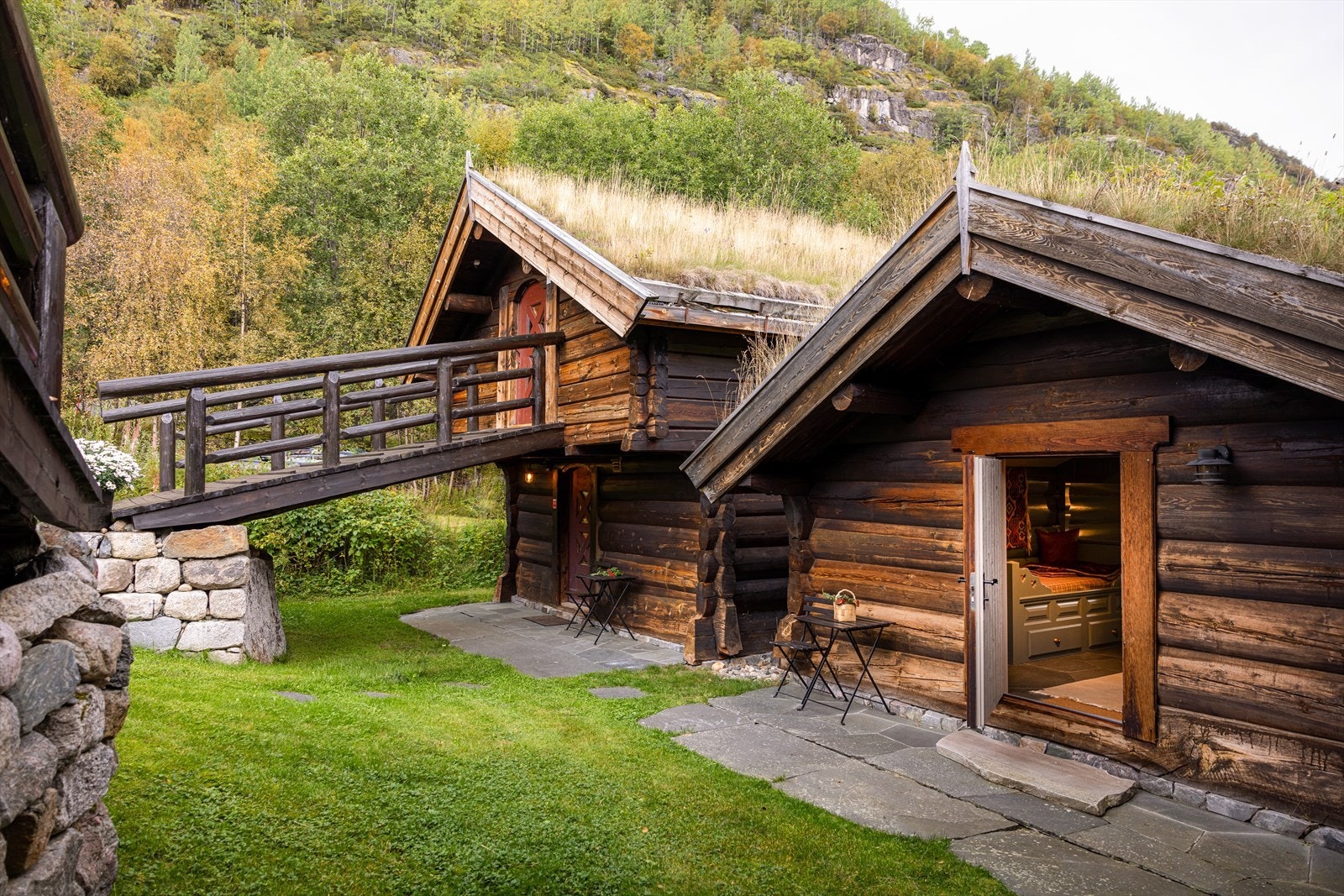 Fjøset, eller Garde som de kaller denne bygningen lokalt, er et sauefjøs i tradisjonell stil, oppført på støpt betongplate. Galleribilde