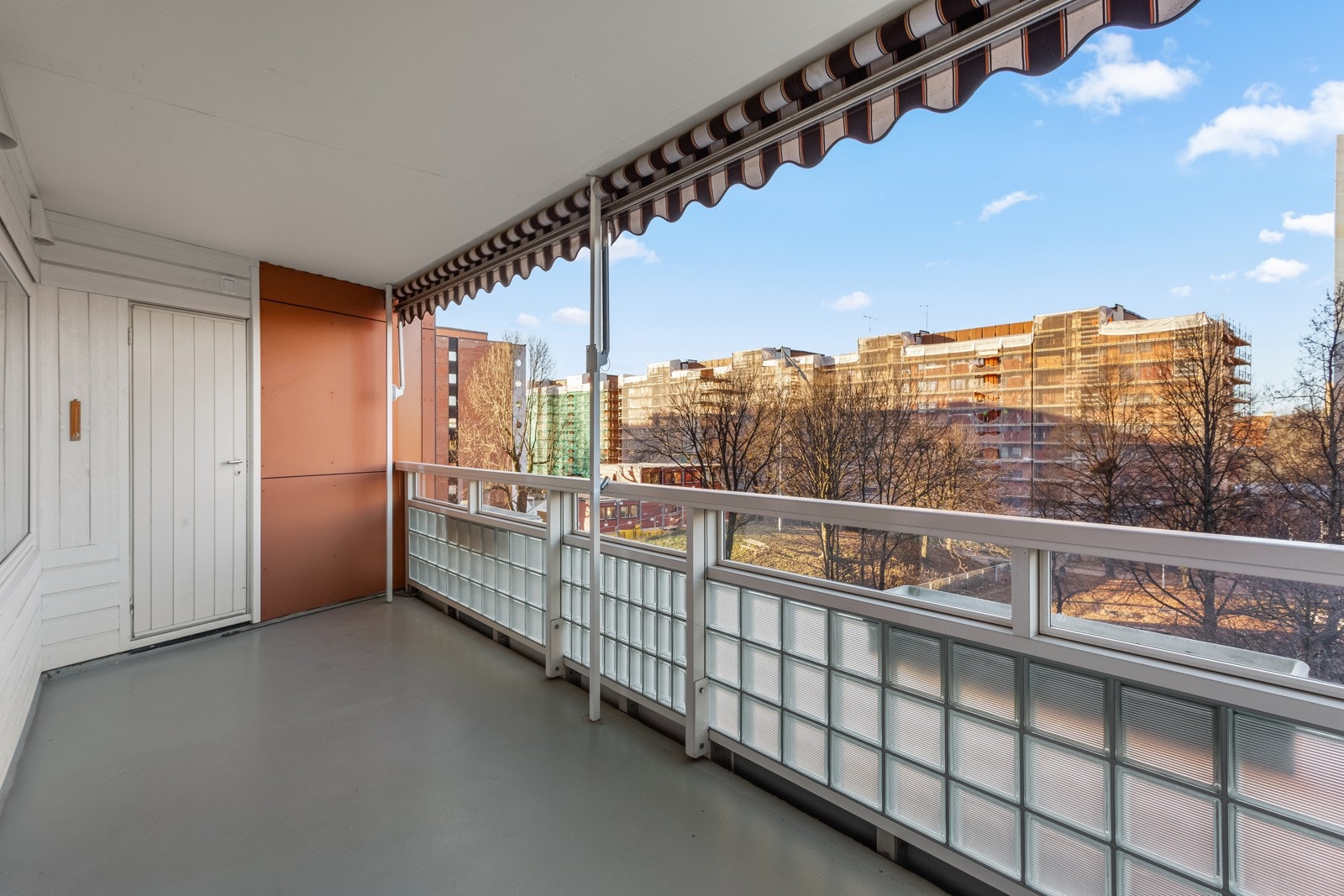 Fra stuen er det adkomst til en flott, nordvestvendt balkong på ca. 12 kvm. Det er også en praktisk bod på balkongen. Galleribilde