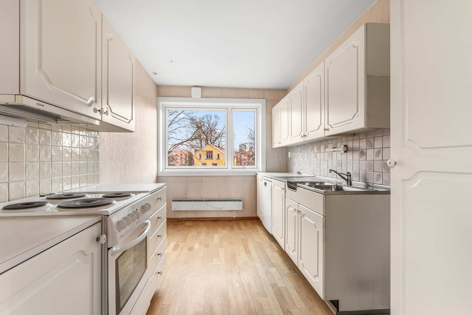 Separat kjøkken som består av profilerte fronter og benkeplate i laminat. Galleribilde