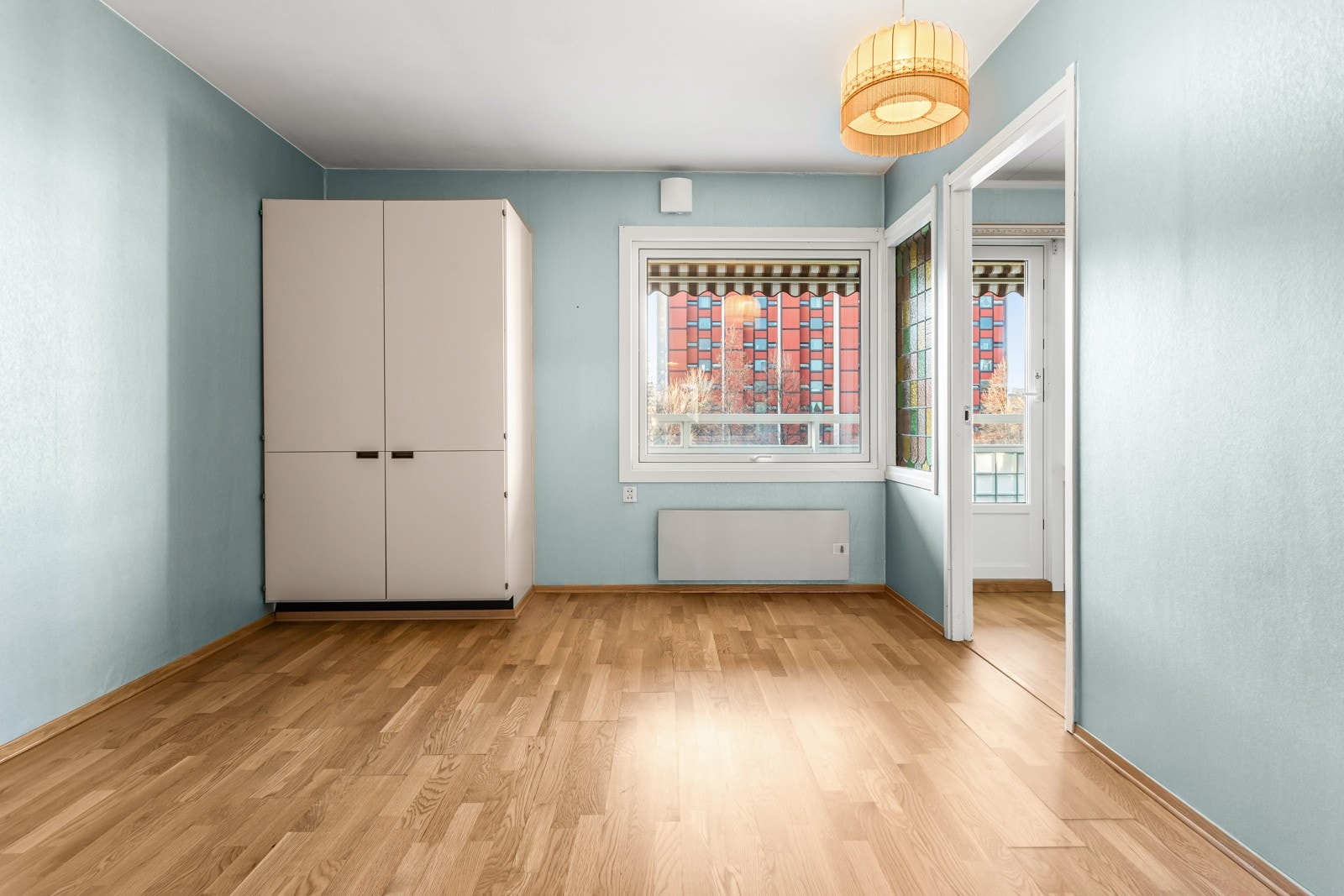 Soverom nummer en har plass til dobbeltseng, nattbord og garderobeskap. Galleribilde