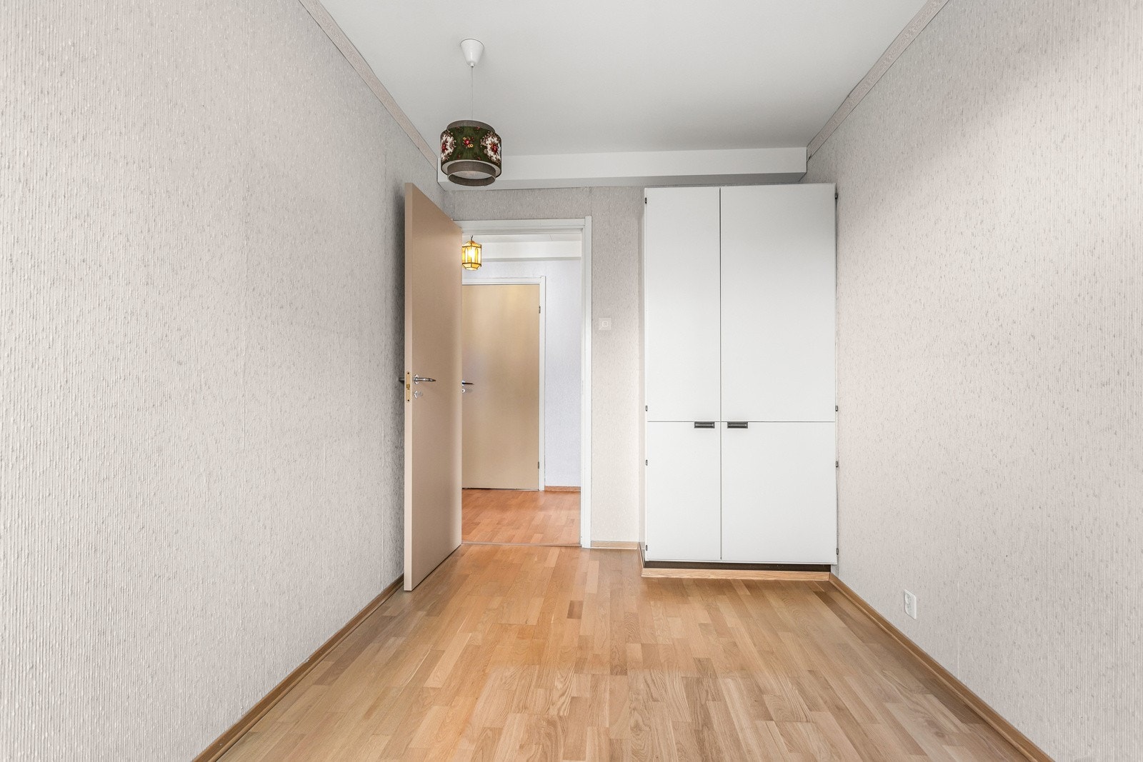 Garderobeskap med oppbevaringsplass følger med. Galleribilde