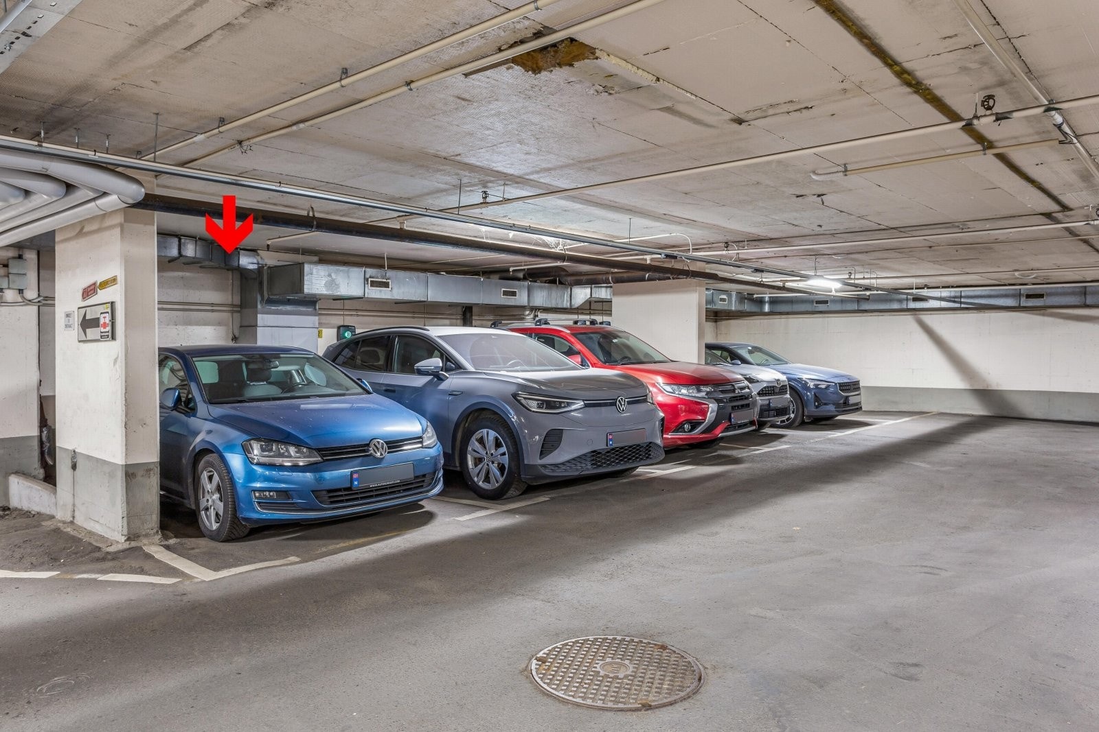 Det medfølger en biloppstillingsplass i lukket og oppvarmet garasjeanlegg. Det er tilgang til garasjeplassen gjennom oppgangen i Åsengata 6. Galleribilde