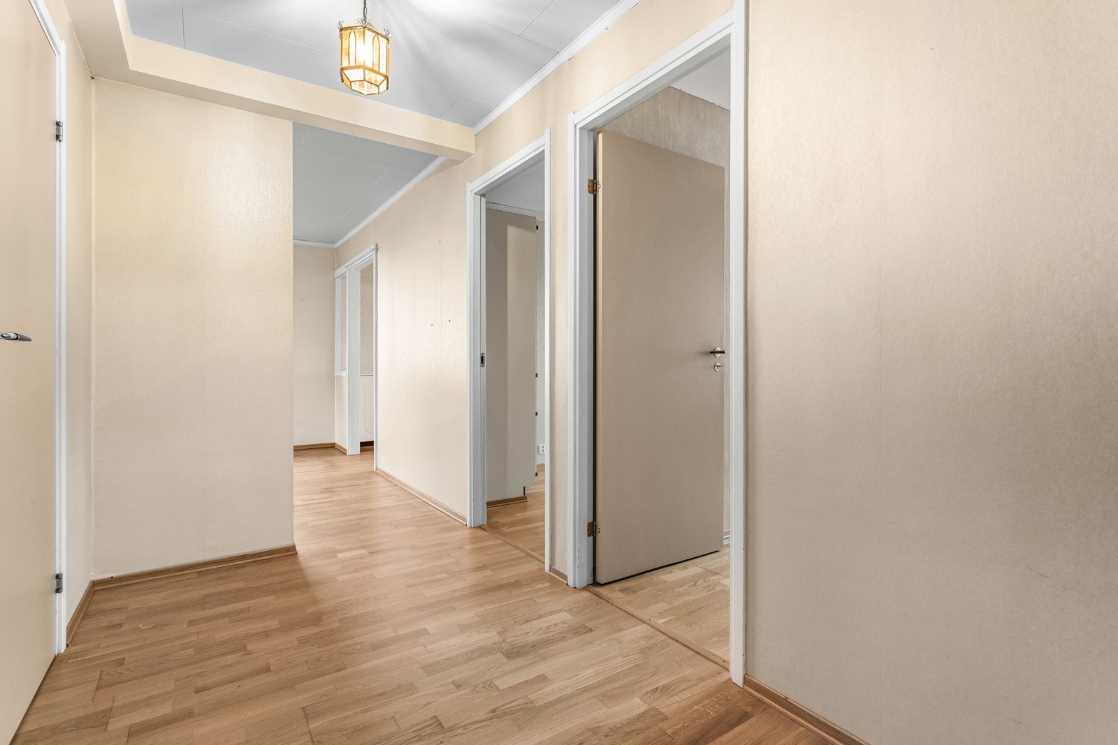 Entré retning gang, to soverom og stue. Galleribilde