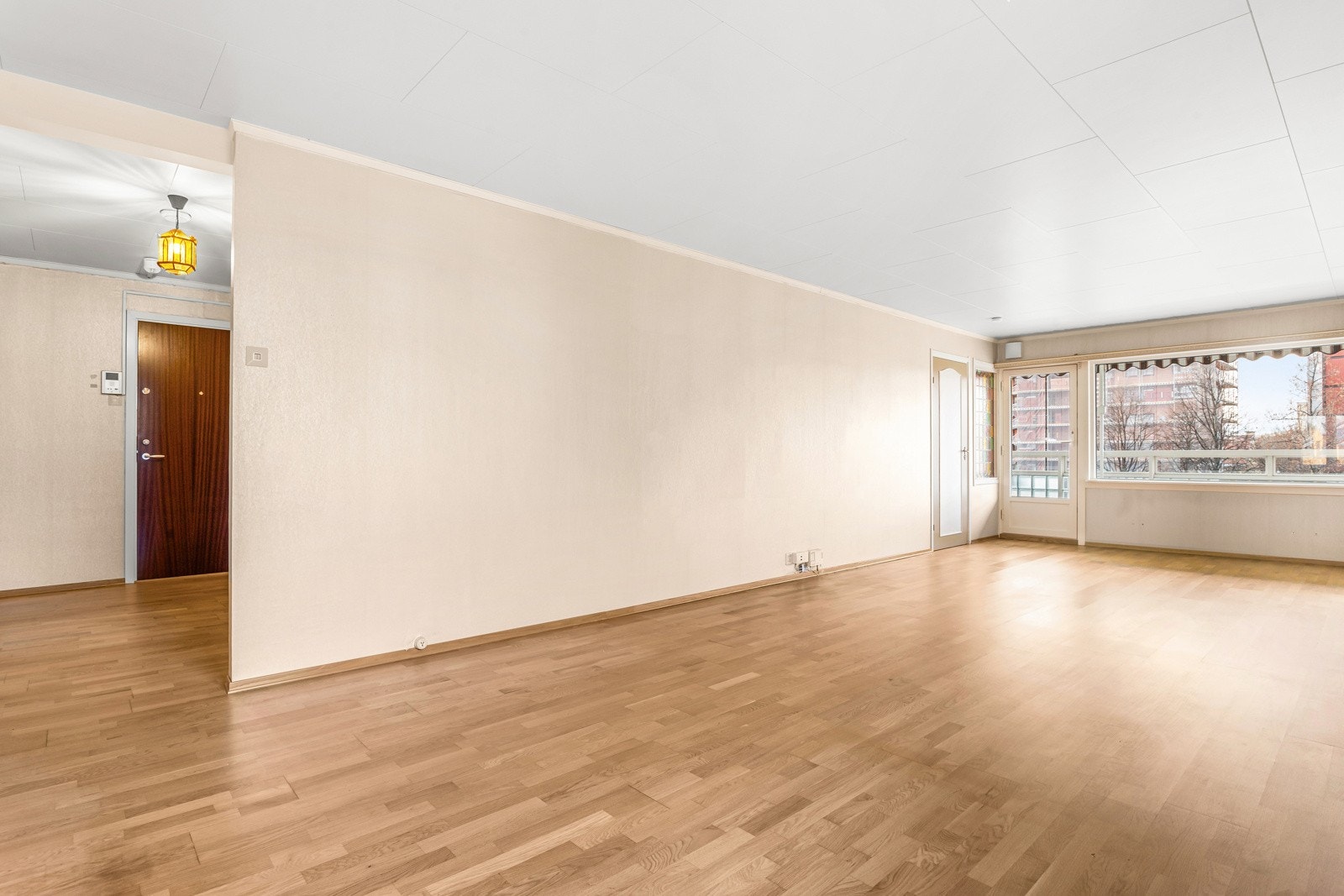 Store vindusflater som slipper til rikelig med naturlig lys. Alle vinduene sett bort fra endevindu er byttet i nyere tid, sist ble vinduene på kjøkken og soverom 2 + 3 byttet i 2024. Galleribilde