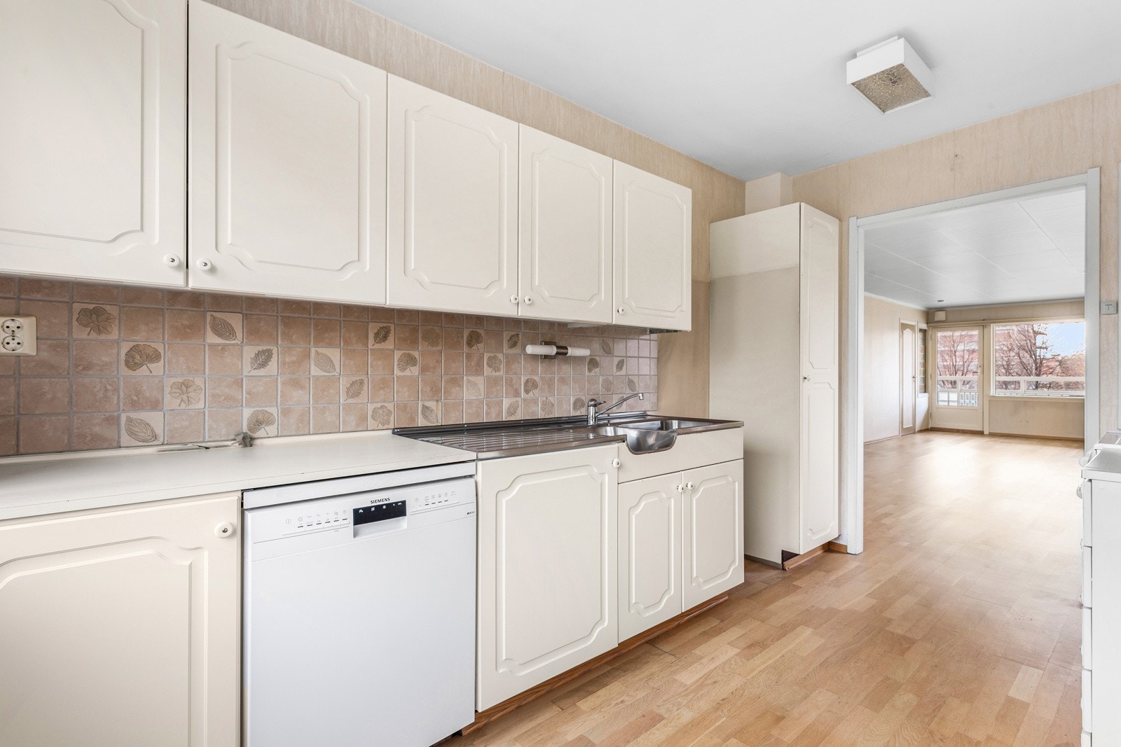 Hvitevarene består av eldre komfyr og oppvaskmaskin. Det er montert komfyrvakt over kokesone. Galleribilde