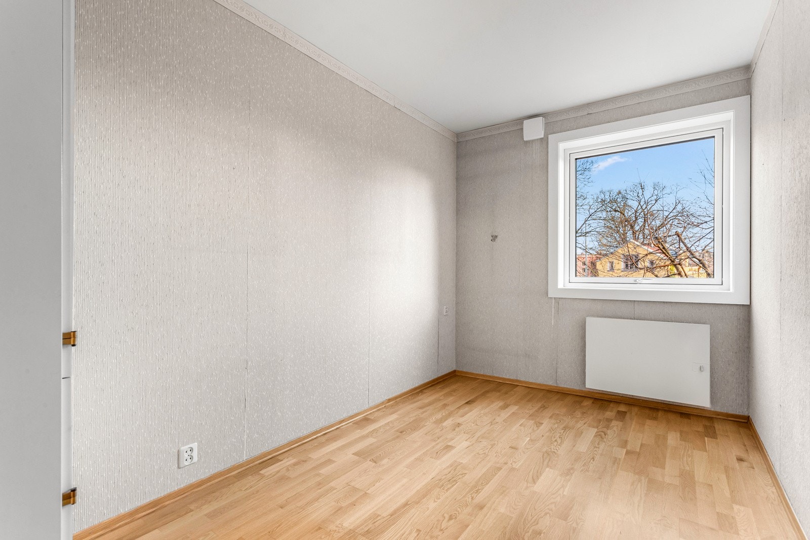 Soverom nummer to har plass til seng, nattbord og kontorpult. Galleribilde