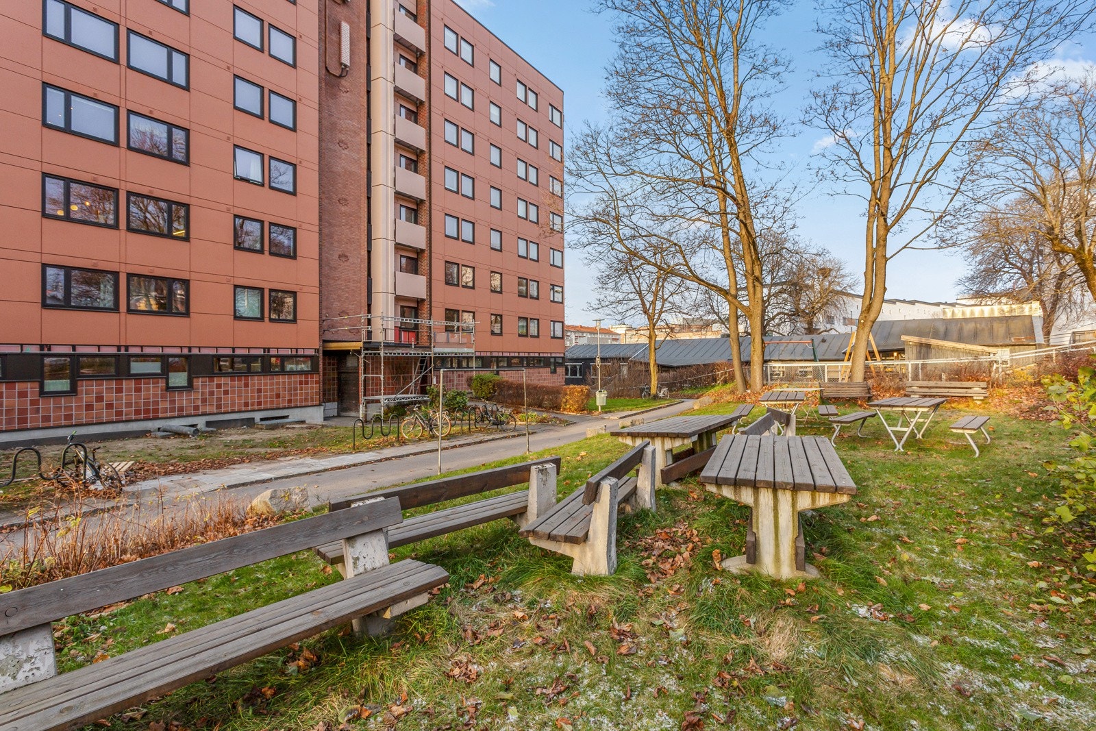 Fasadeprosjektet er nå i sluttfasen. - Borettslaget har i 2024 gjennomført et stort rehabiliteringsprosjekt av fasadene som omfattet etterisolering og utskiftning av fasadekledning i tillegg til utskifting av vinduer. Galleribilde