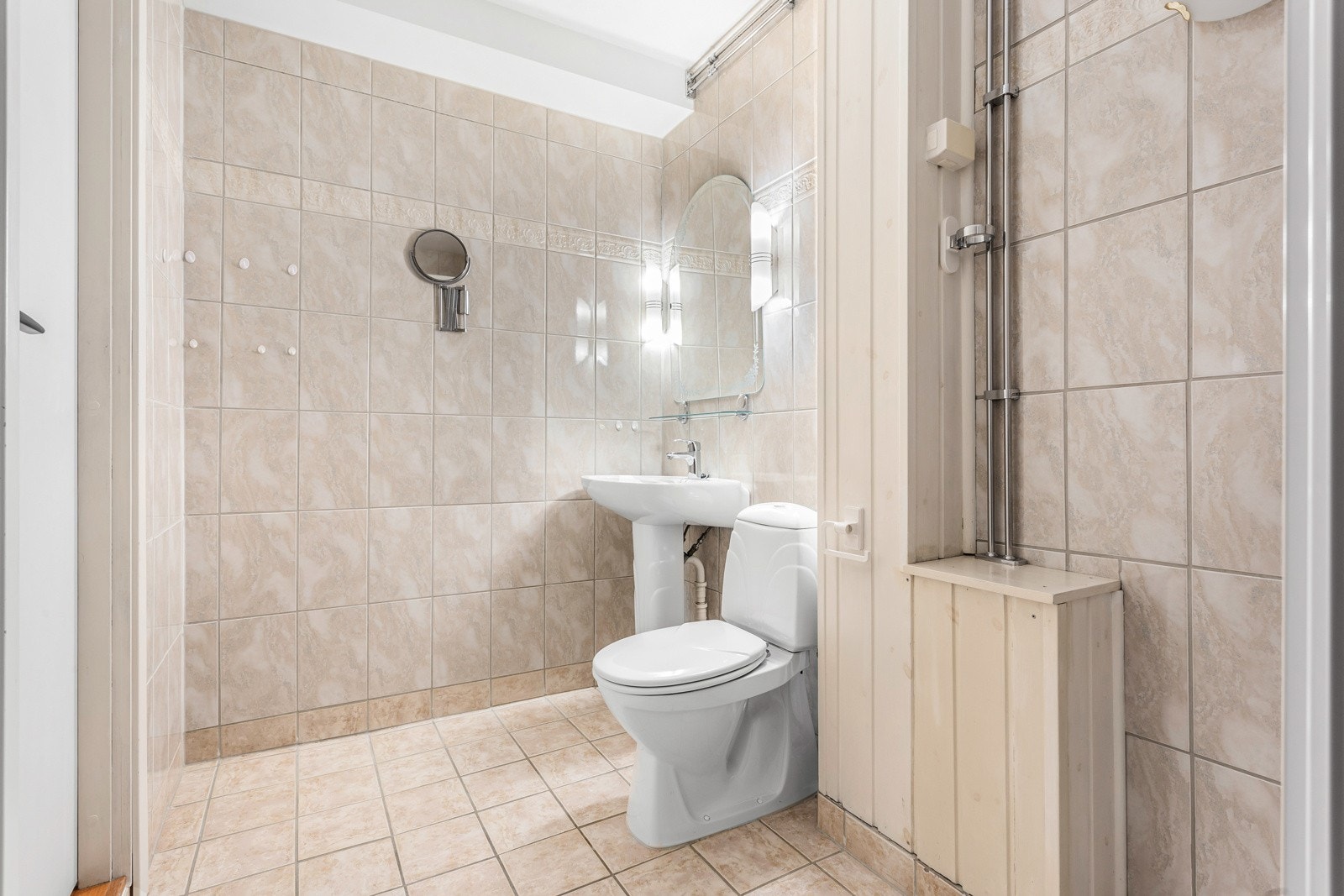 Det er felles varmtvann inkl. i felleskostnadene. Galleribilde