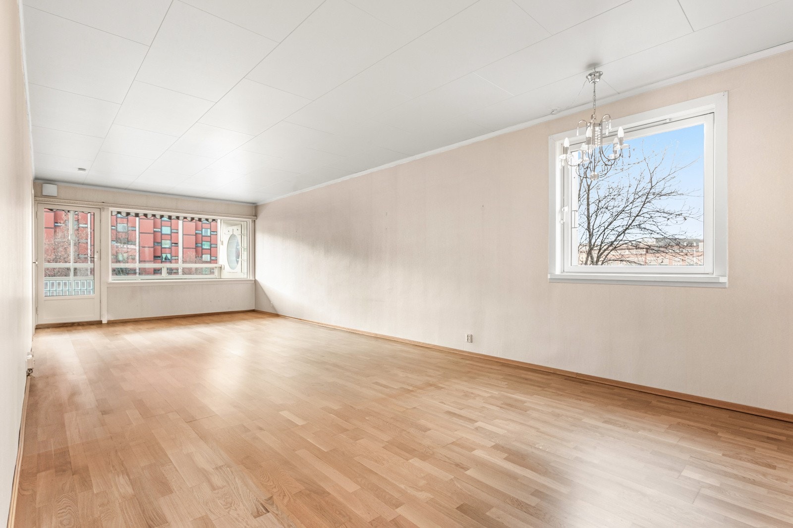 Et attraktivt oppussingsobjekt bestående av entré, tre soverom, bad, kjøkken, vaskerom og stue. Galleribilde