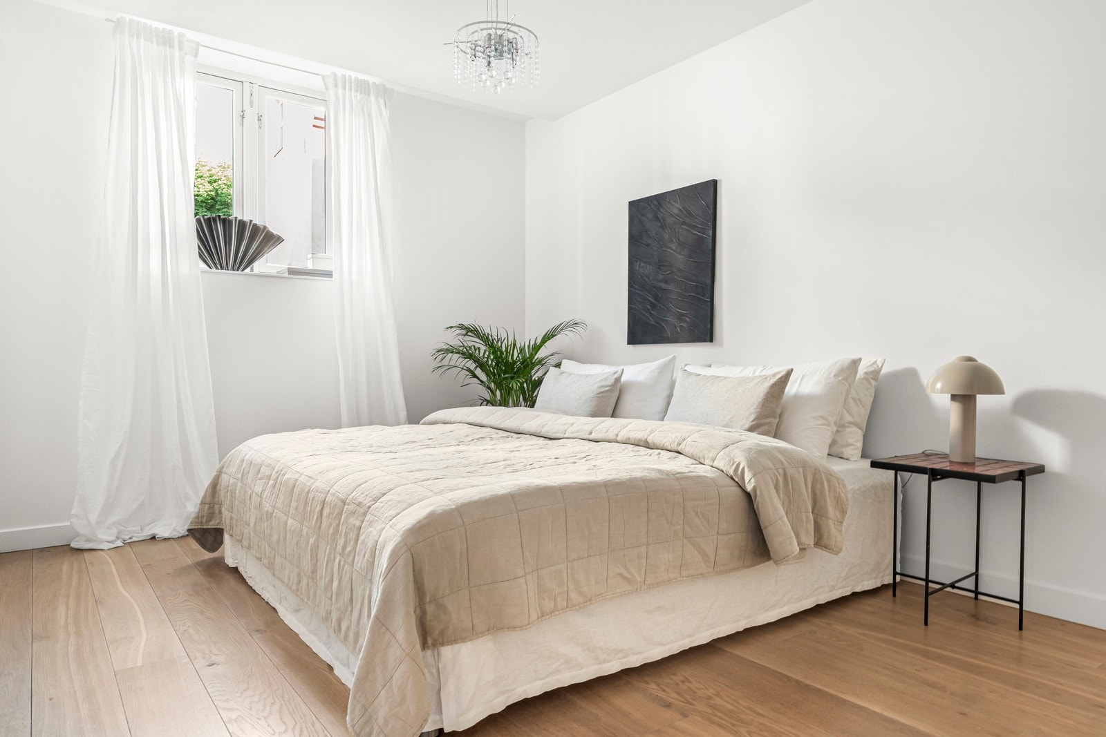 Leilighetens hovedsoverom er delikat innredet og rommer fint en dobbeltseng og tilhørende møblement. Galleribilde