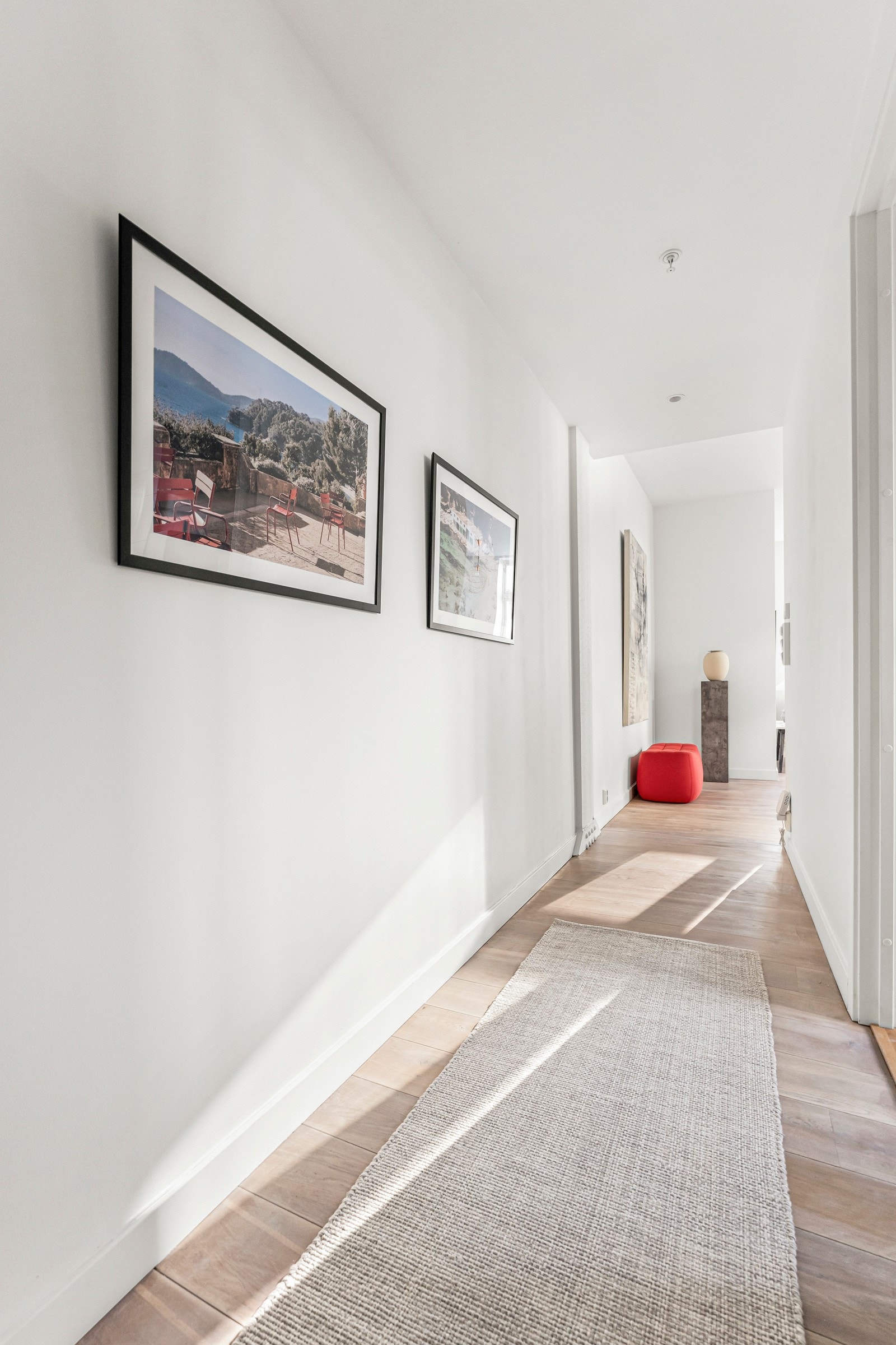 Velkommen inn! Inngangspartiet har god plass til å sette fra seg yttertøy og sko. Galleribilde