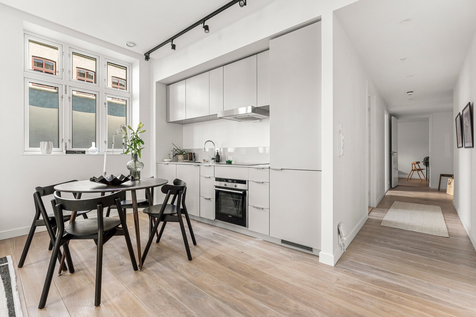 Den åpne løsningen gir leiligheten en herlig og sosial atmosfære. Galleribilde