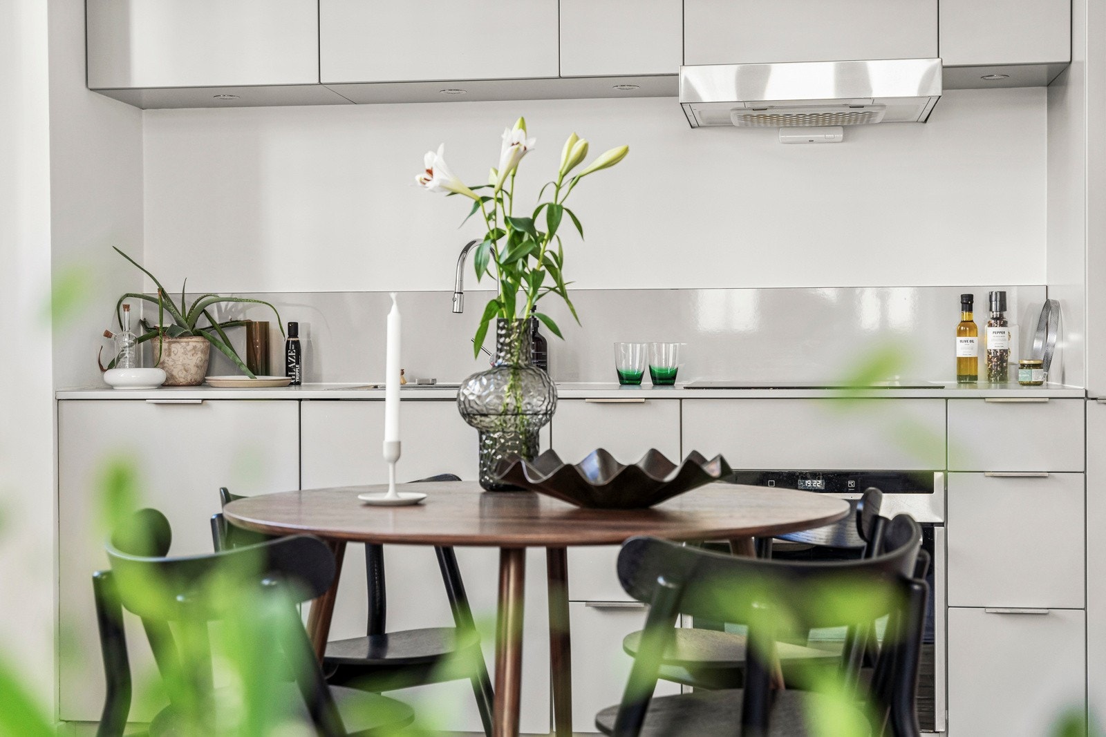 Stort spisebord med plass til flere gjester - et hyggelig sted å samles både i hverdagen og ved festlige anledninger. Galleribilde