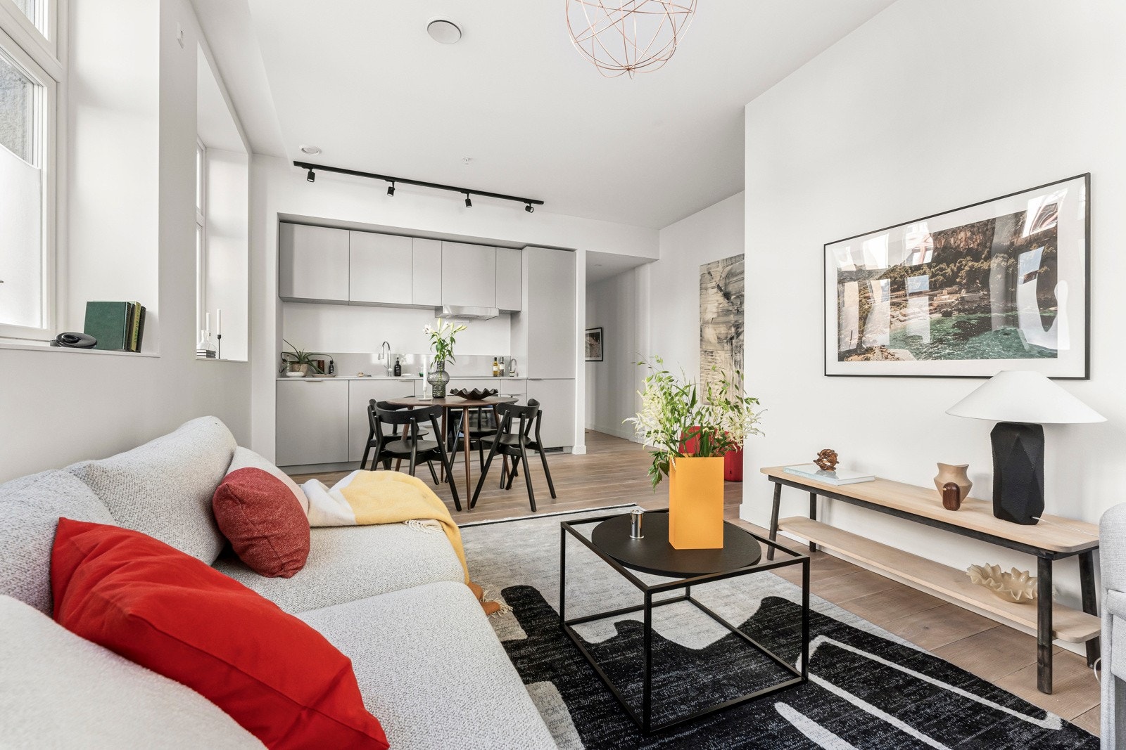 Stue av svært god størrelse med store vindusflater som slipper inn rikelig med naturlig lys. Galleribilde