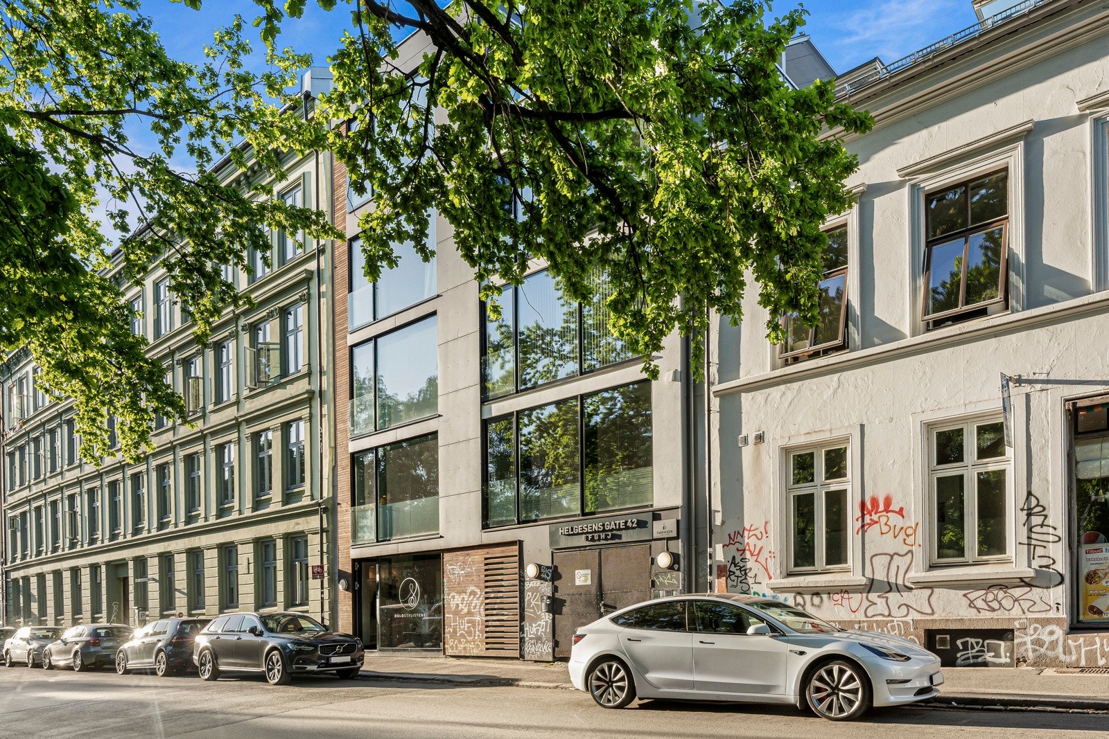 Dette er en lekker andelsbolig med 2 soverom og masse lys i et populært nabolag på Rodeløkka. Galleribilde