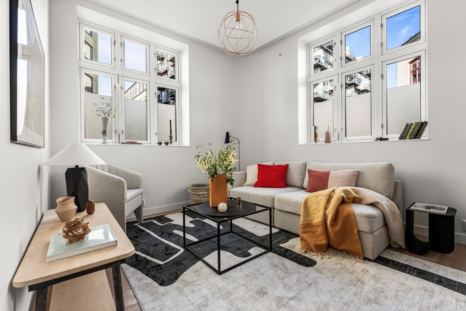 Rommet slipper inn lys på begge sider. Galleribilde