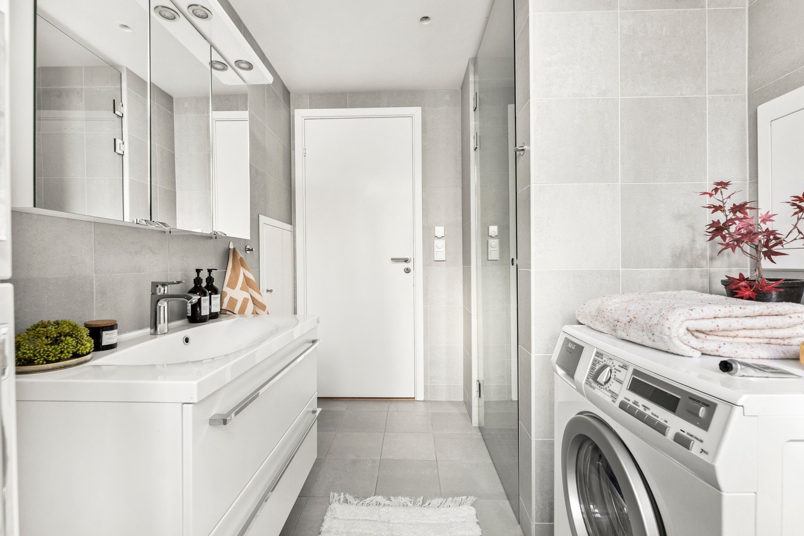 Innredningen består av dusj med glassdør, vegghengt toalett samt opplegg for vaskemaskin. Galleribilde