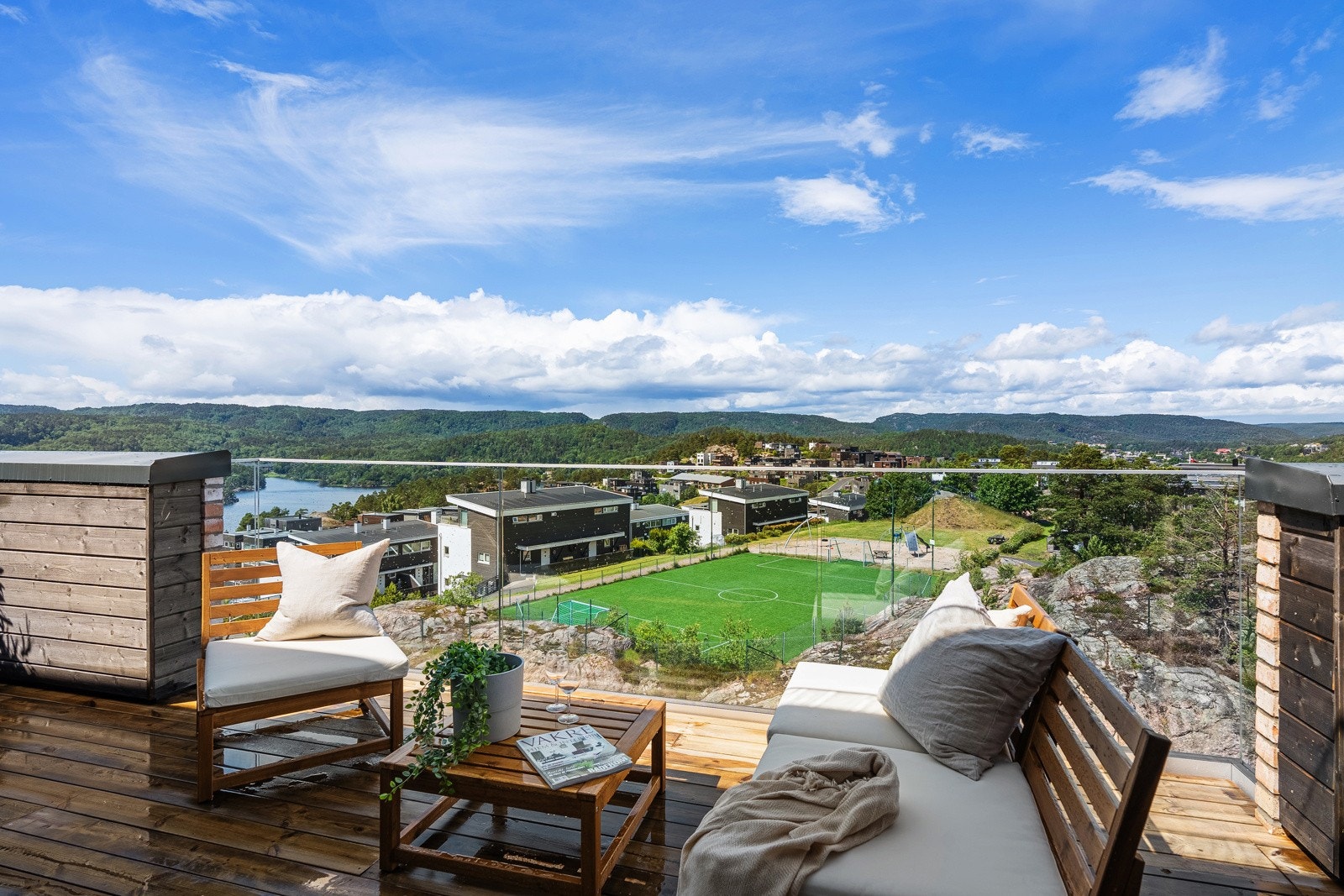 Sola går ned over skogen/fjellet ca 22:30 sommerstid. Galleribilde