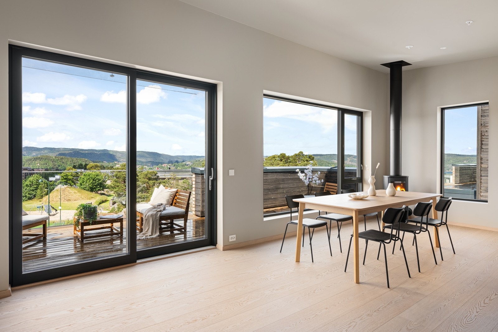 Stor skyvedør ut til veranda fra kjøkken/stue. Galleribilde