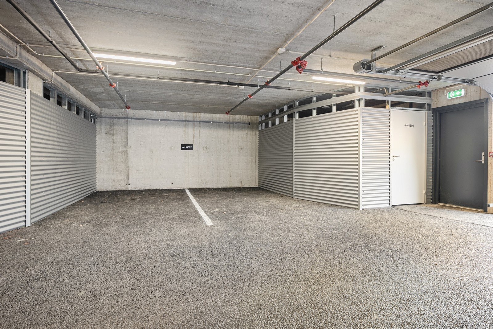 Med leiligheten følger to parkeringsplasser i lukket parkeringskjeller. Galleribilde