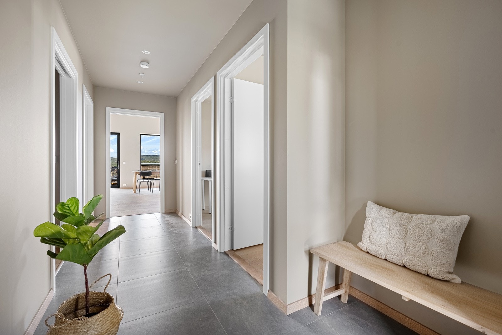 Romslig gang med 60*60 flis på gulvet. Galleribilde