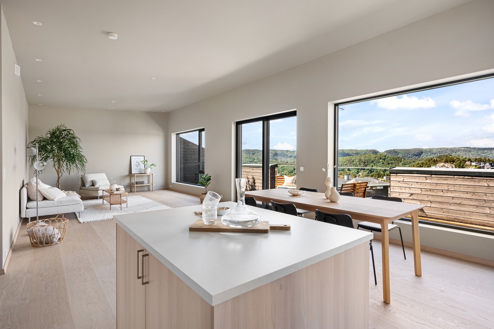 God plass til både spisebord og sofagruppe. Galleribilde