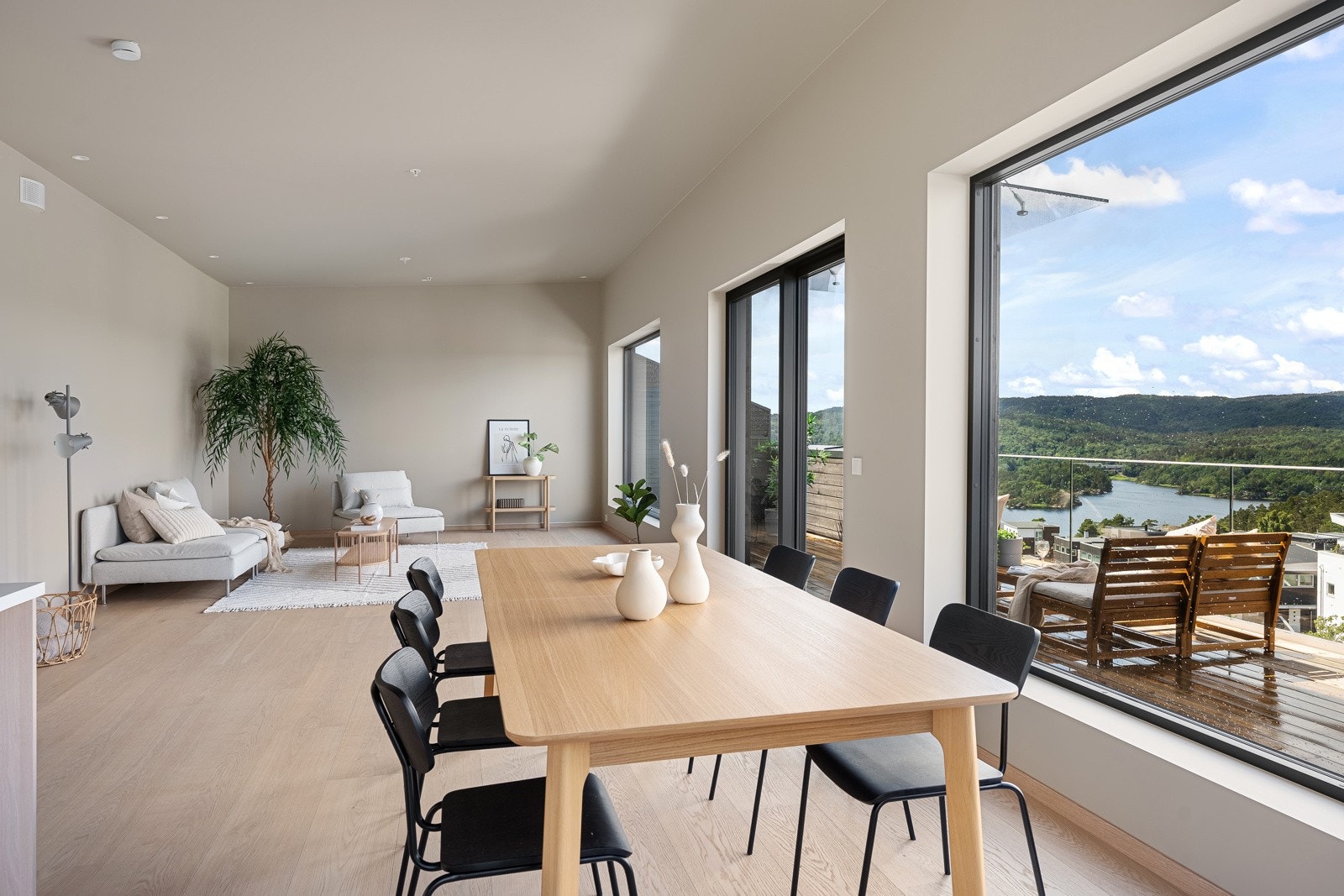 Store vindusfalter og god takhøyde. Galleribilde