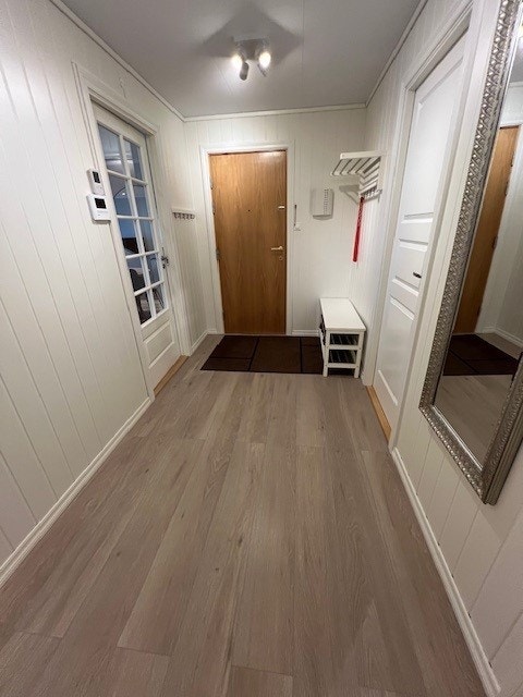 Romslig entre med plass til å henge fra seg yttertøy og sko. Galleribilde