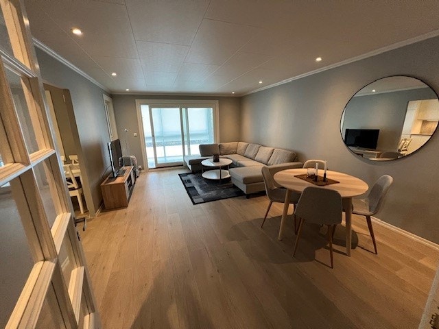 Lys og åpen stue med utgang til solrik altan. Galleribilde