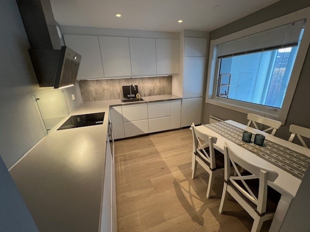 Moderne kjøkken med slette fronter og integrerte hvitevarer. Galleribilde