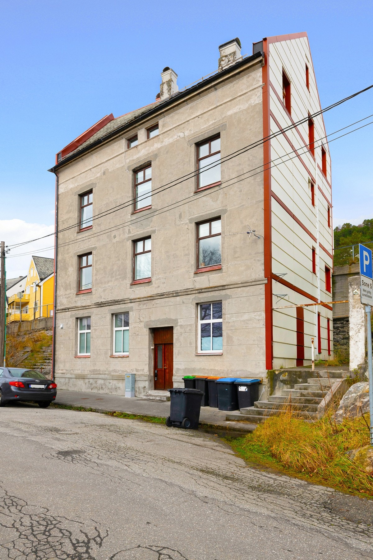 Inngang på sørsiden av fasaden. Galleribilde