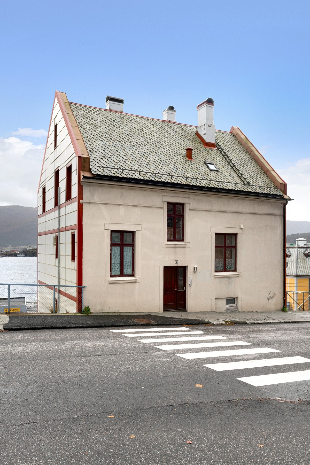 Inngang på nordsiden av fasaden. Galleribilde