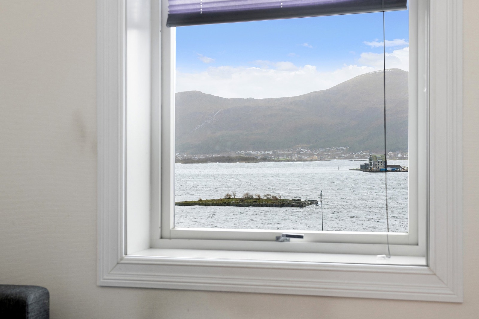 Utsikt mot fjord og fjell. Galleribilde