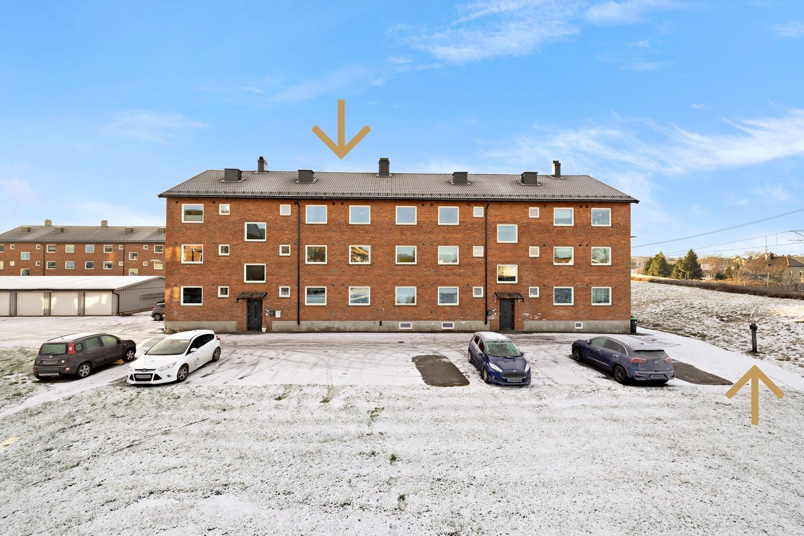 Parkeringsplass og elbillader rett utenfor leiligheten Galleribilde