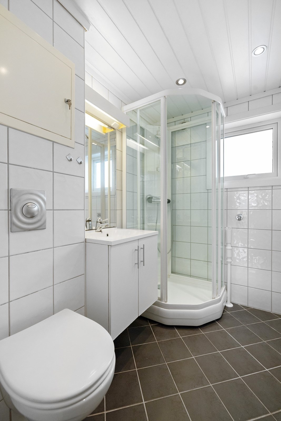 Baderom renovert av borettslaget i 2007 - varmekabler Galleribilde