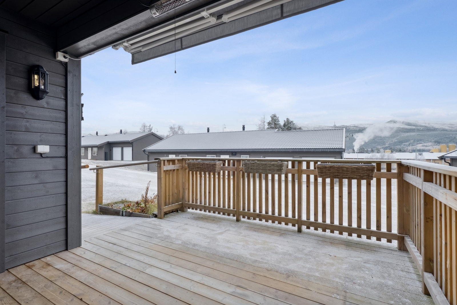 Terrasse med solskjerming og infravarme - Rampe til terreng mot garasje Galleribilde