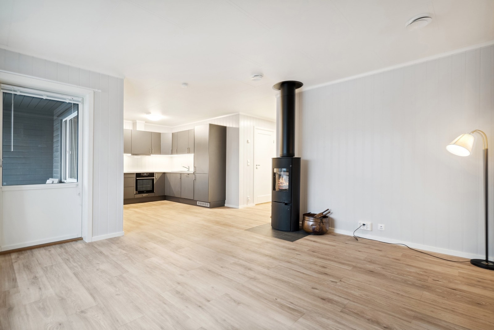 Utgang til en solrik veranda med god utsikt Galleribilde