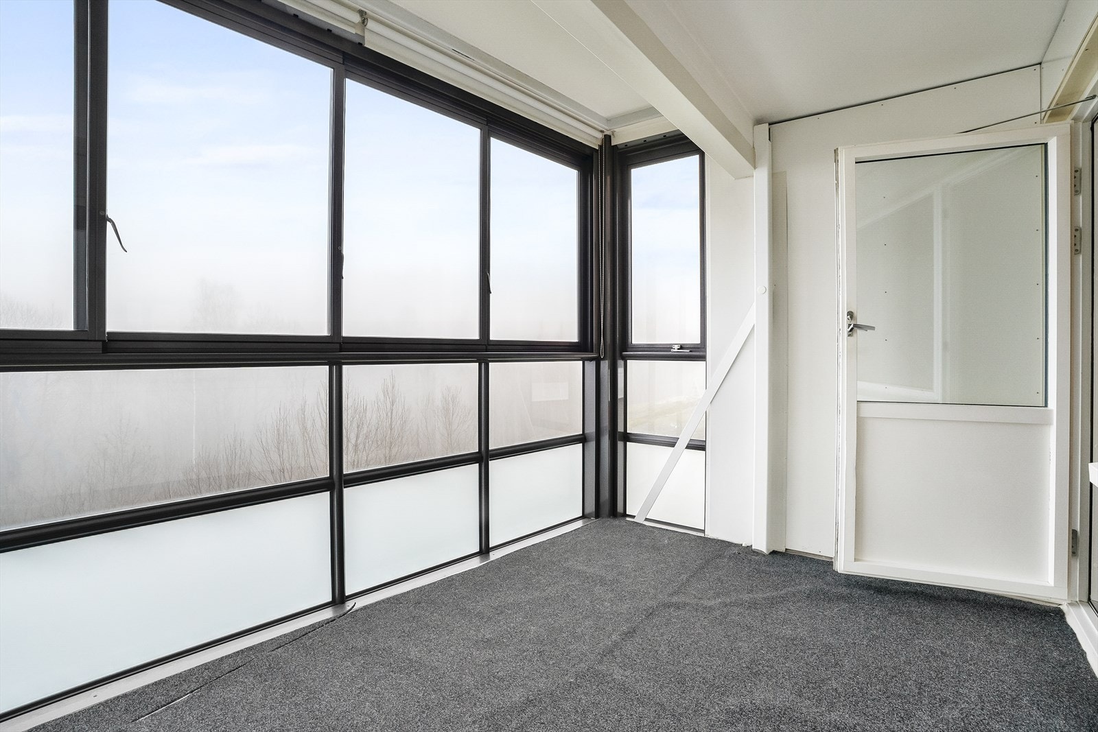 Fra stuen er det utgang til innglasset balkong som fungerer som en fin forlenger til stuen. Galleribilde