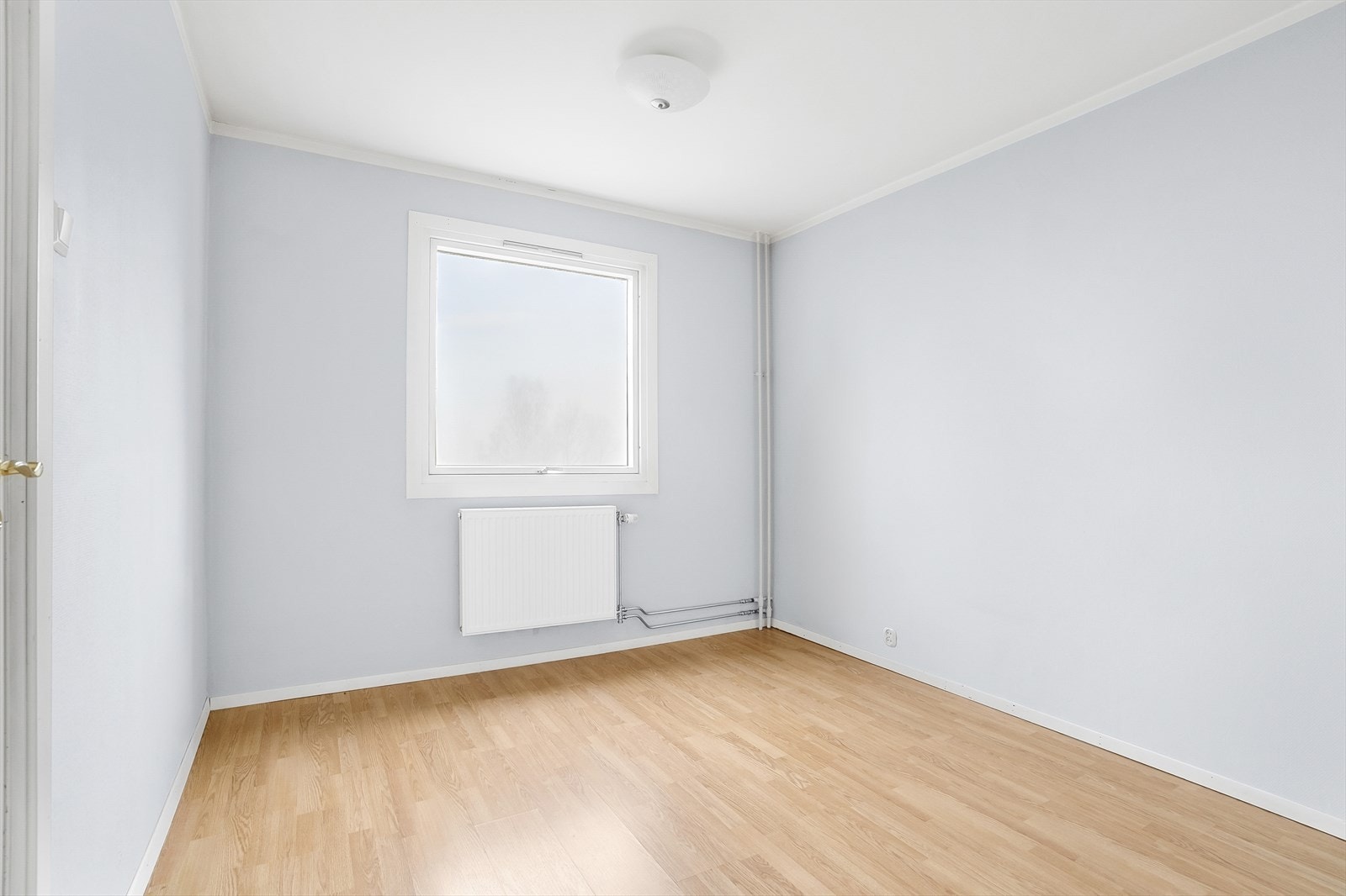 Leiligheten har to soverom som ligger i hver sin ende av leiligheten. Galleribilde
