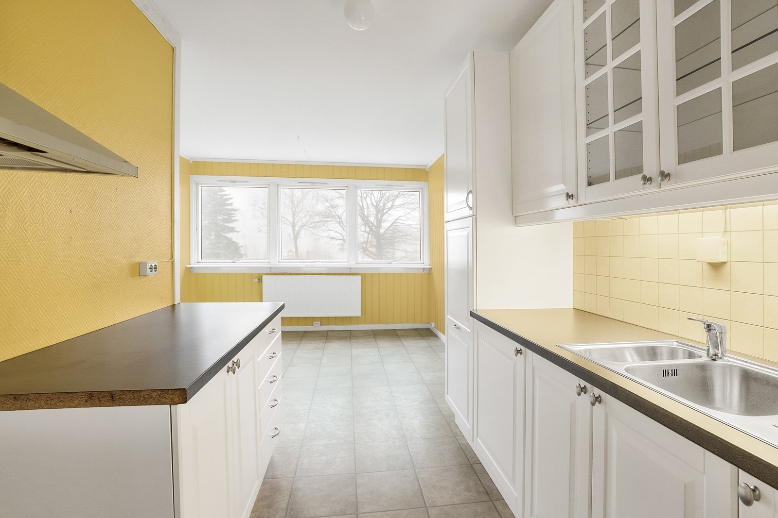 Store vinduer som slipper inn lys til rommet. Galleribilde