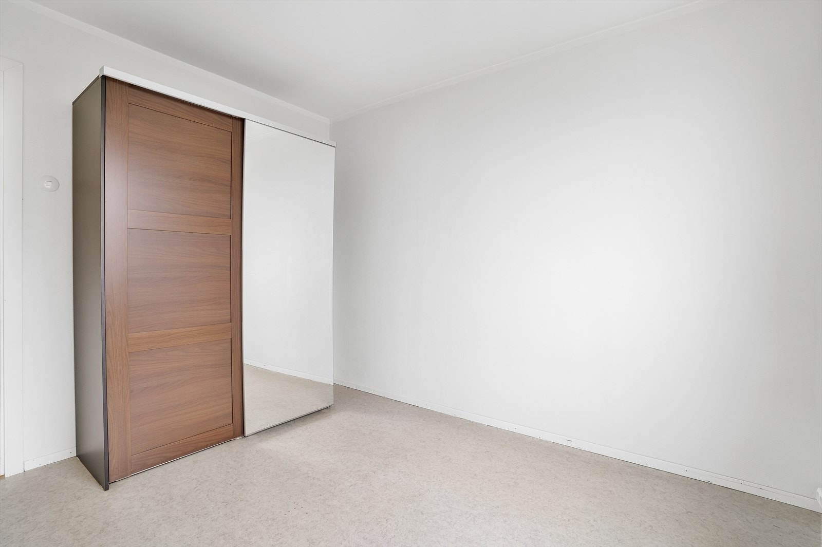 Stort soverom med garderobe Galleribilde